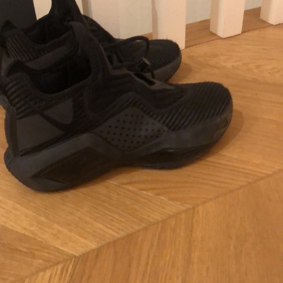 Lebron James basketball shoes - Picture 2 of 5